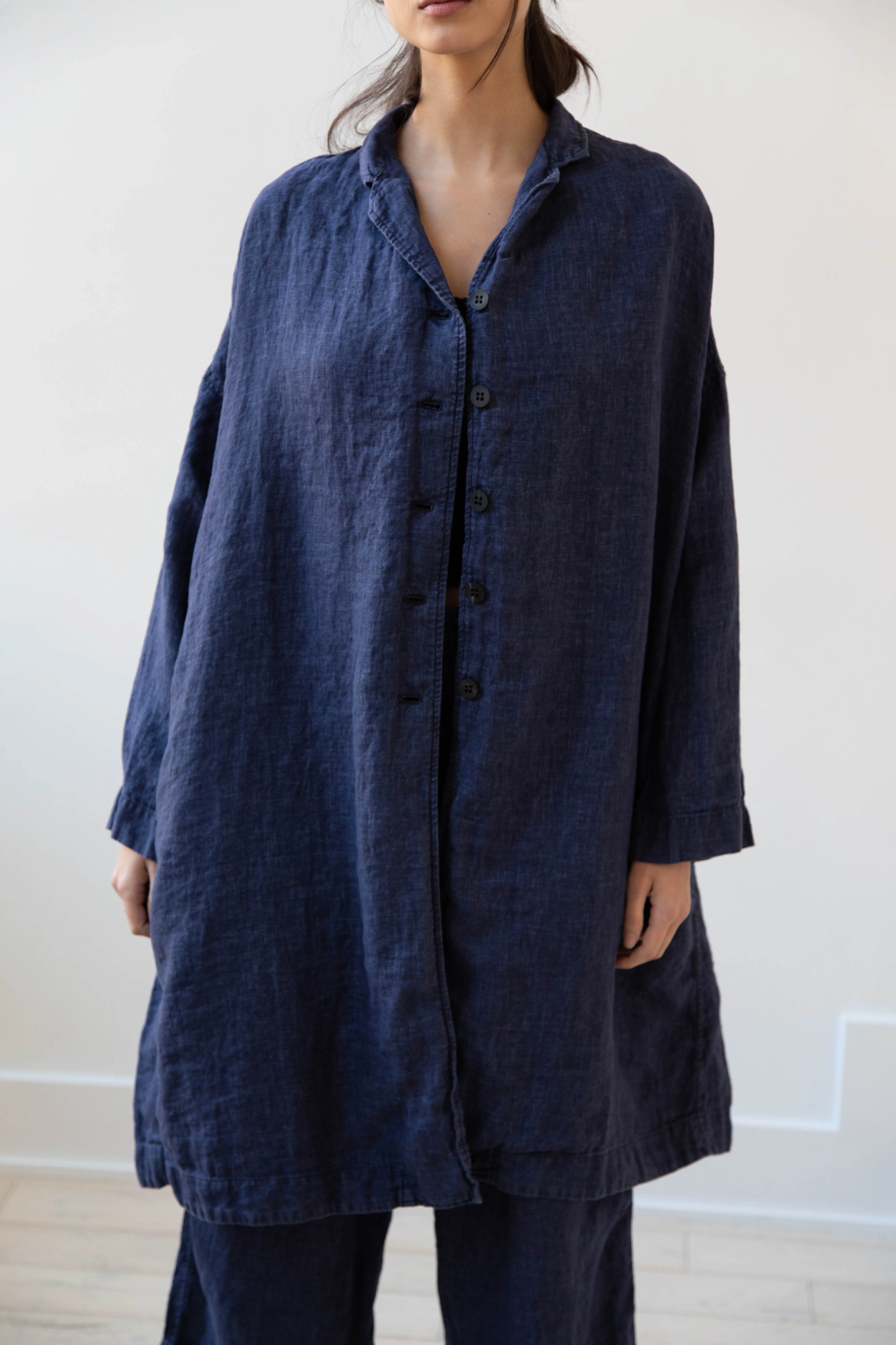 Album di Famiglia | Linen Easy Coat in Navy - Image 12