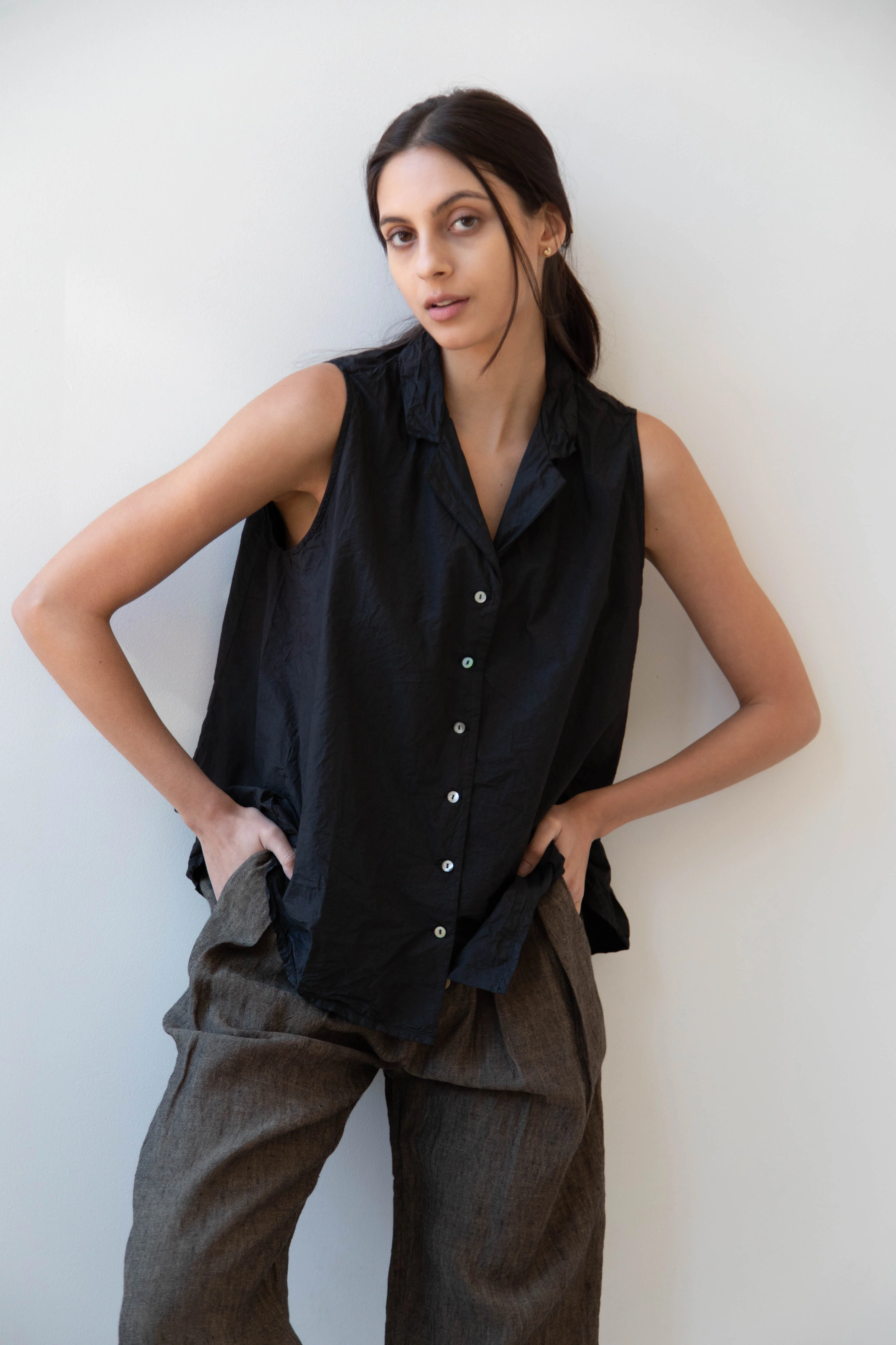 Album di Famiglia | TC Cotton Sleeveless Collar Shirt in Black - Image 11
