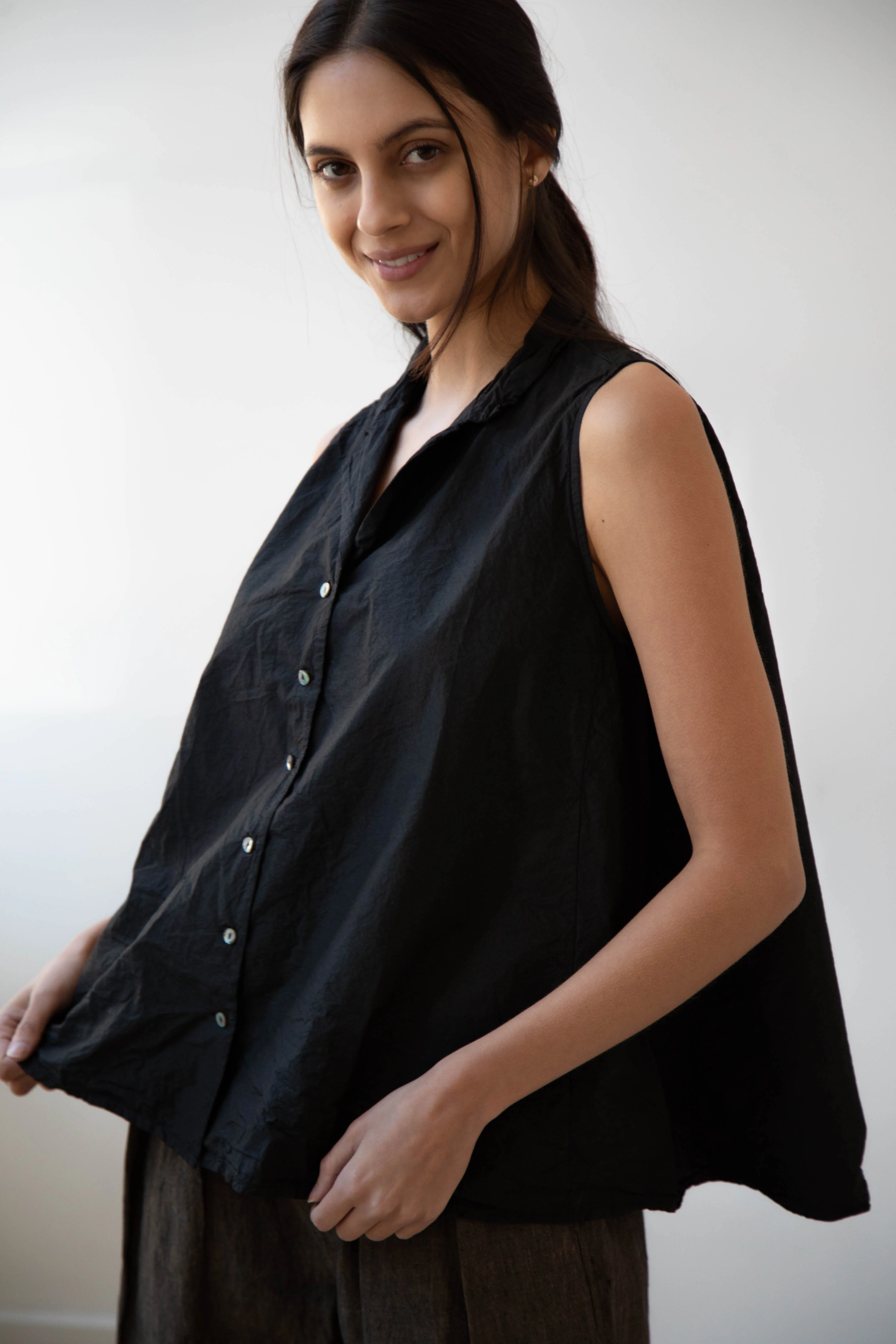 Album di Famiglia | TC Cotton Sleeveless Collar Shirt in Black - Image 19