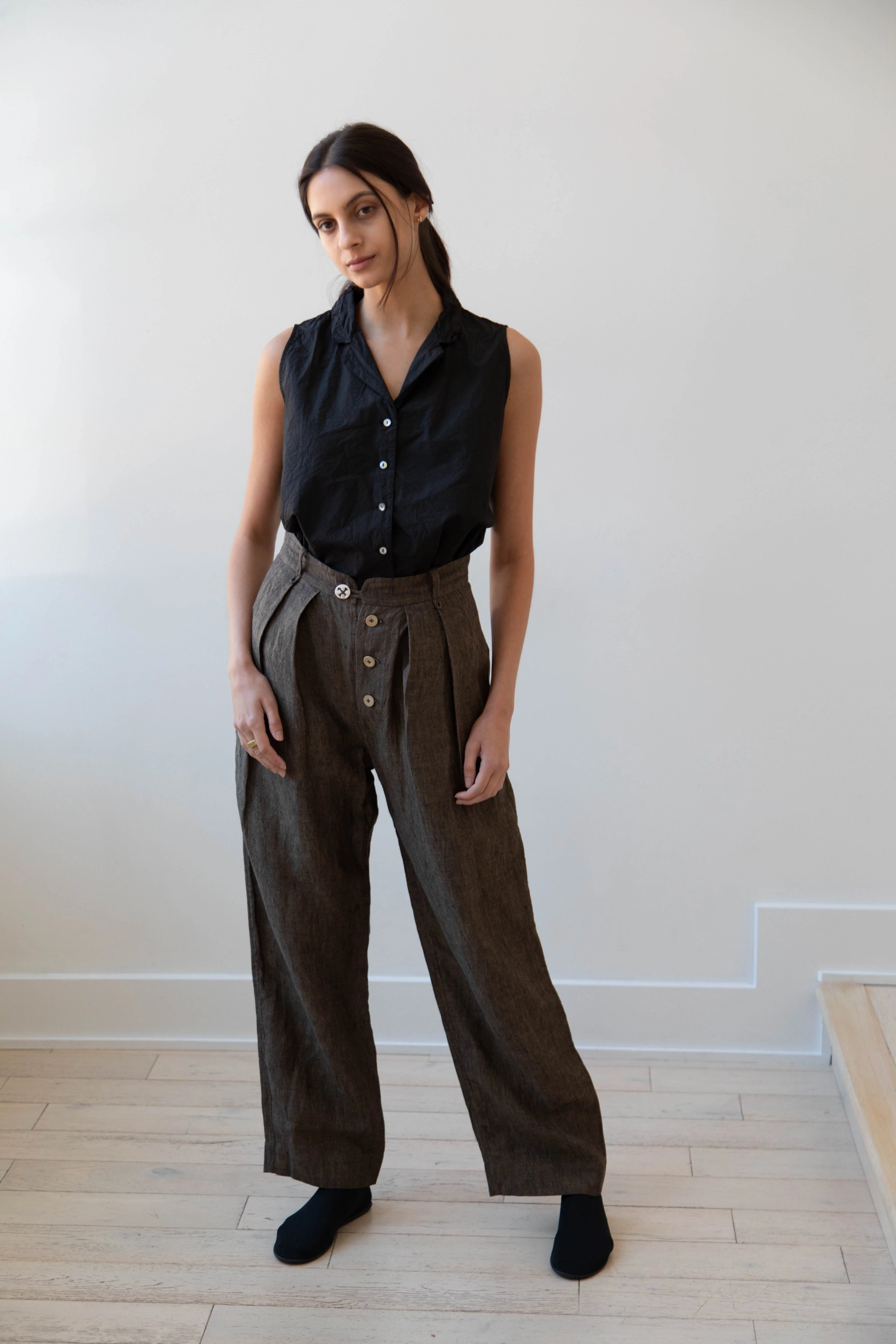 Album di Famiglia | TC Cotton Sleeveless Collar Shirt in Black - Image 25