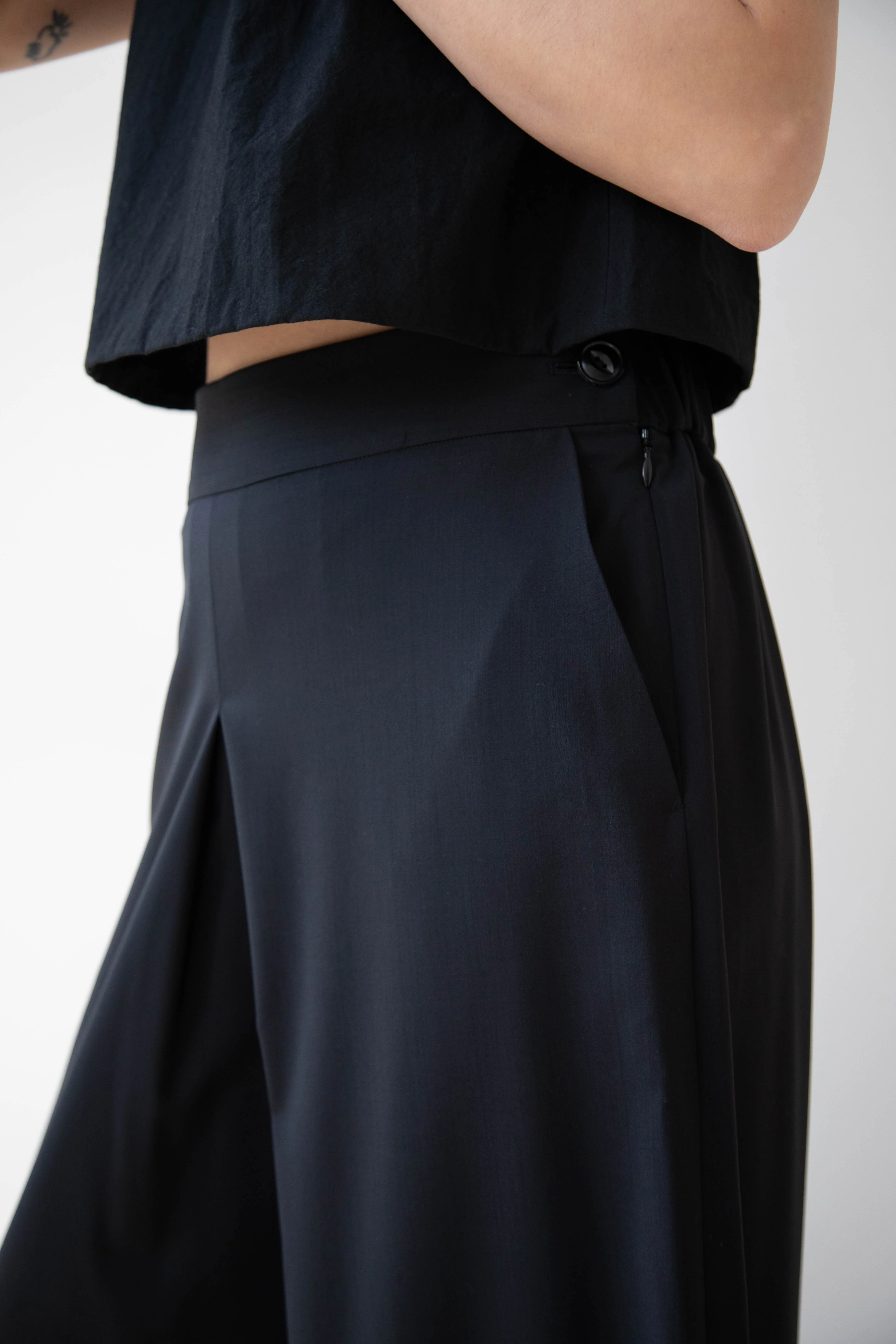 Arts & Science | Back Gum Tuck Culottes in Black - Image 24