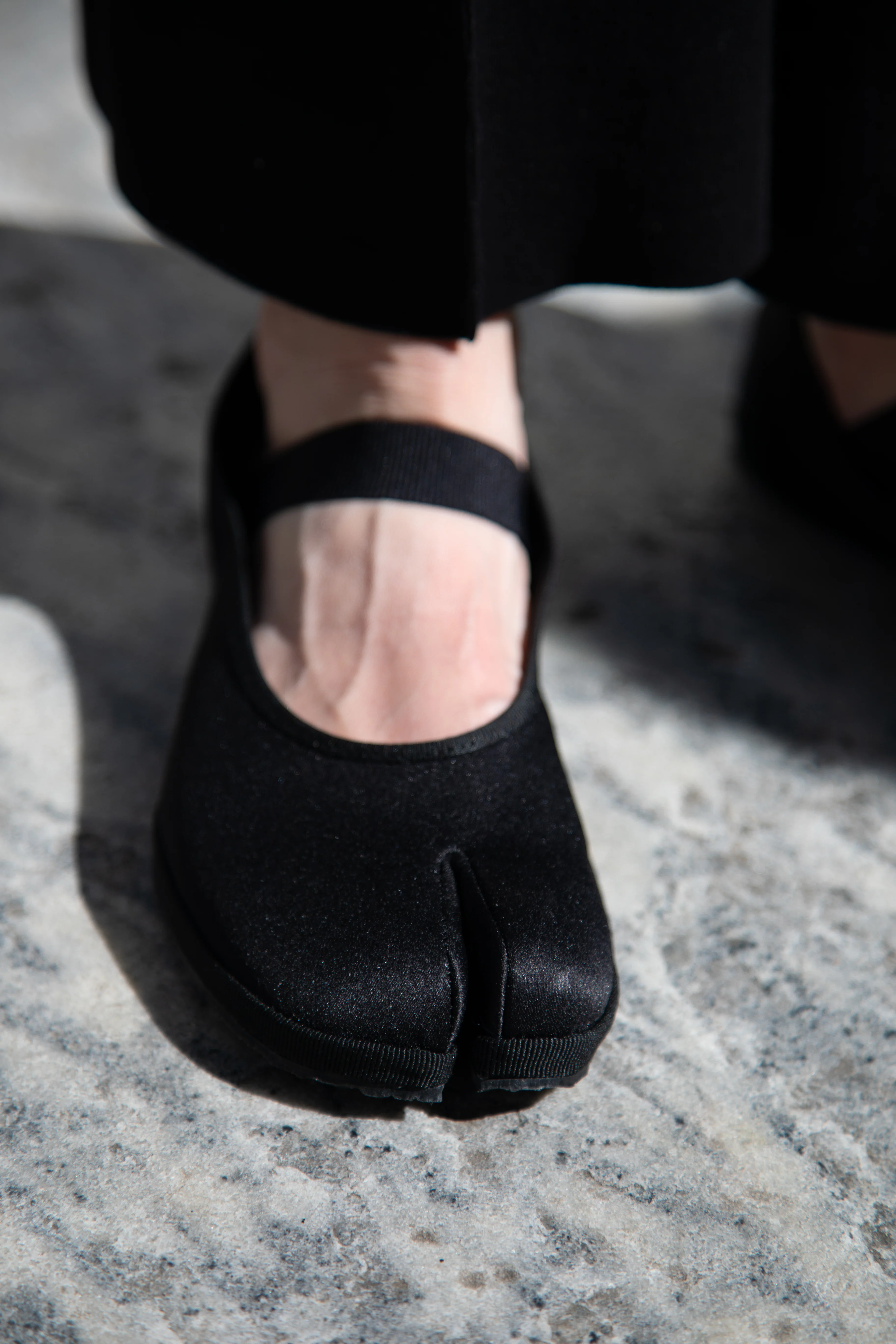Drogheria Crivellini | Fu-Tabi Ballerina Shoes in Black Satin - Image 5