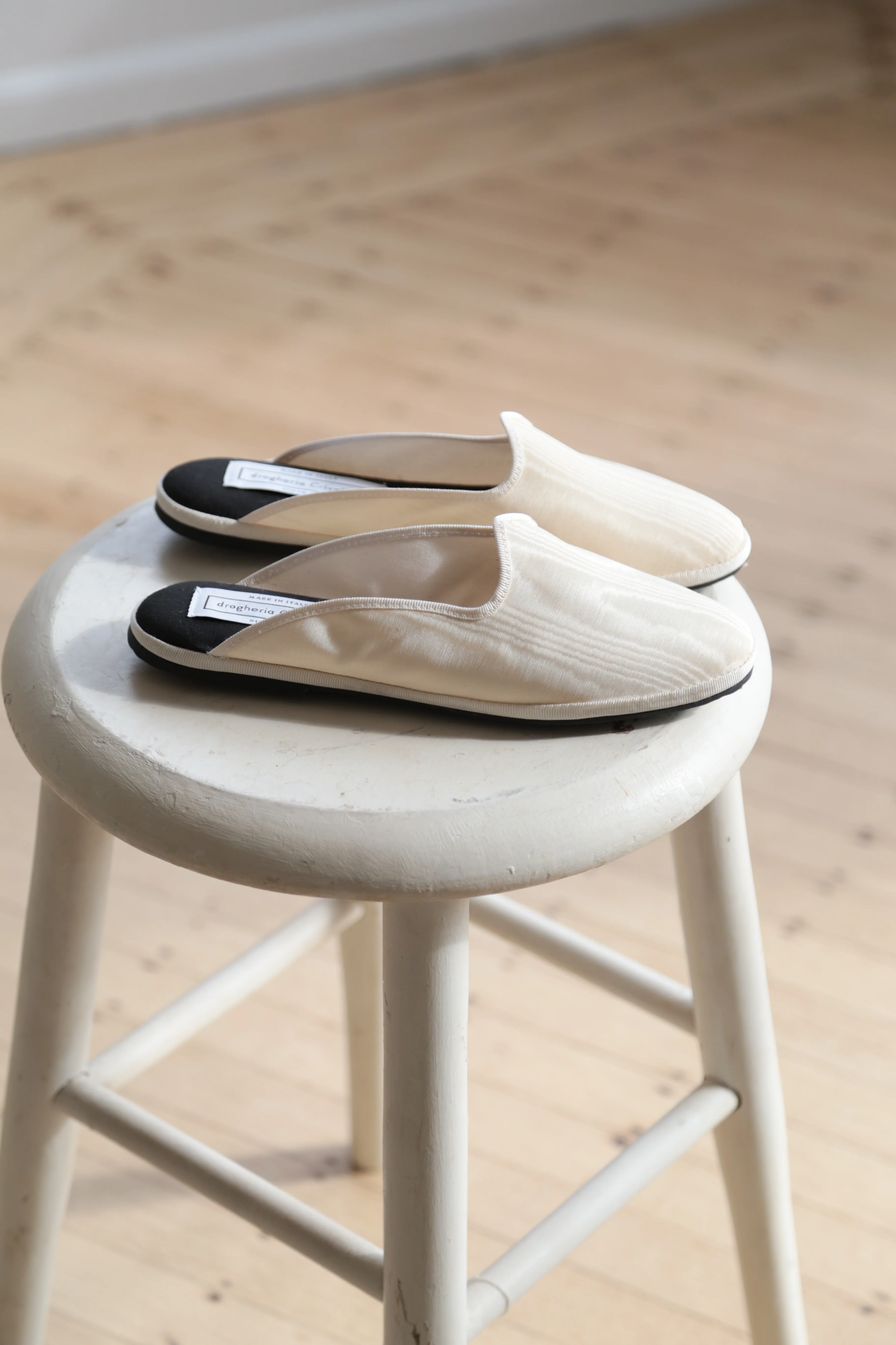Drogheria Crivellini Silk Slides in Cream - Image 11