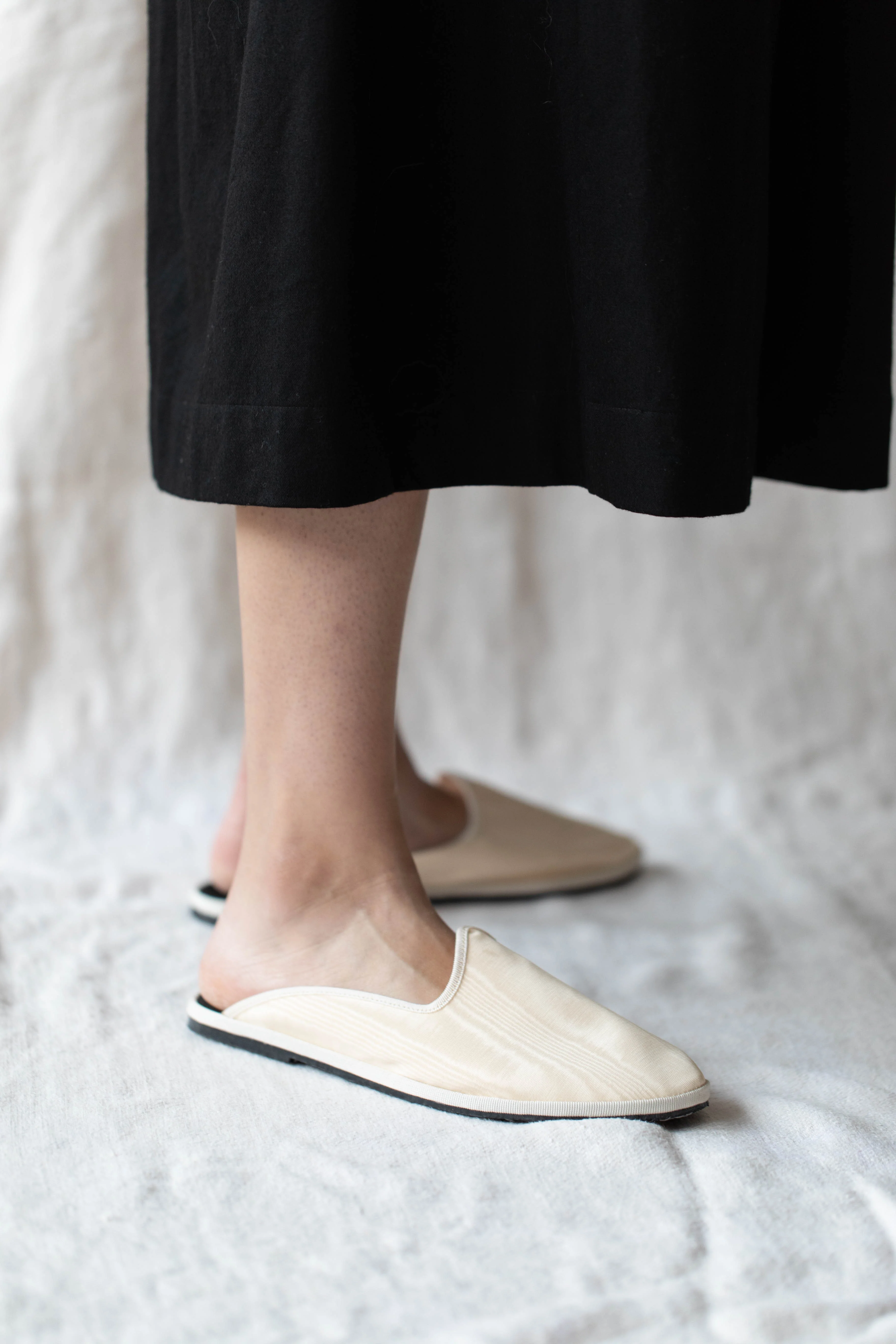 Drogheria Crivellini Silk Slides in Cream - Image 5