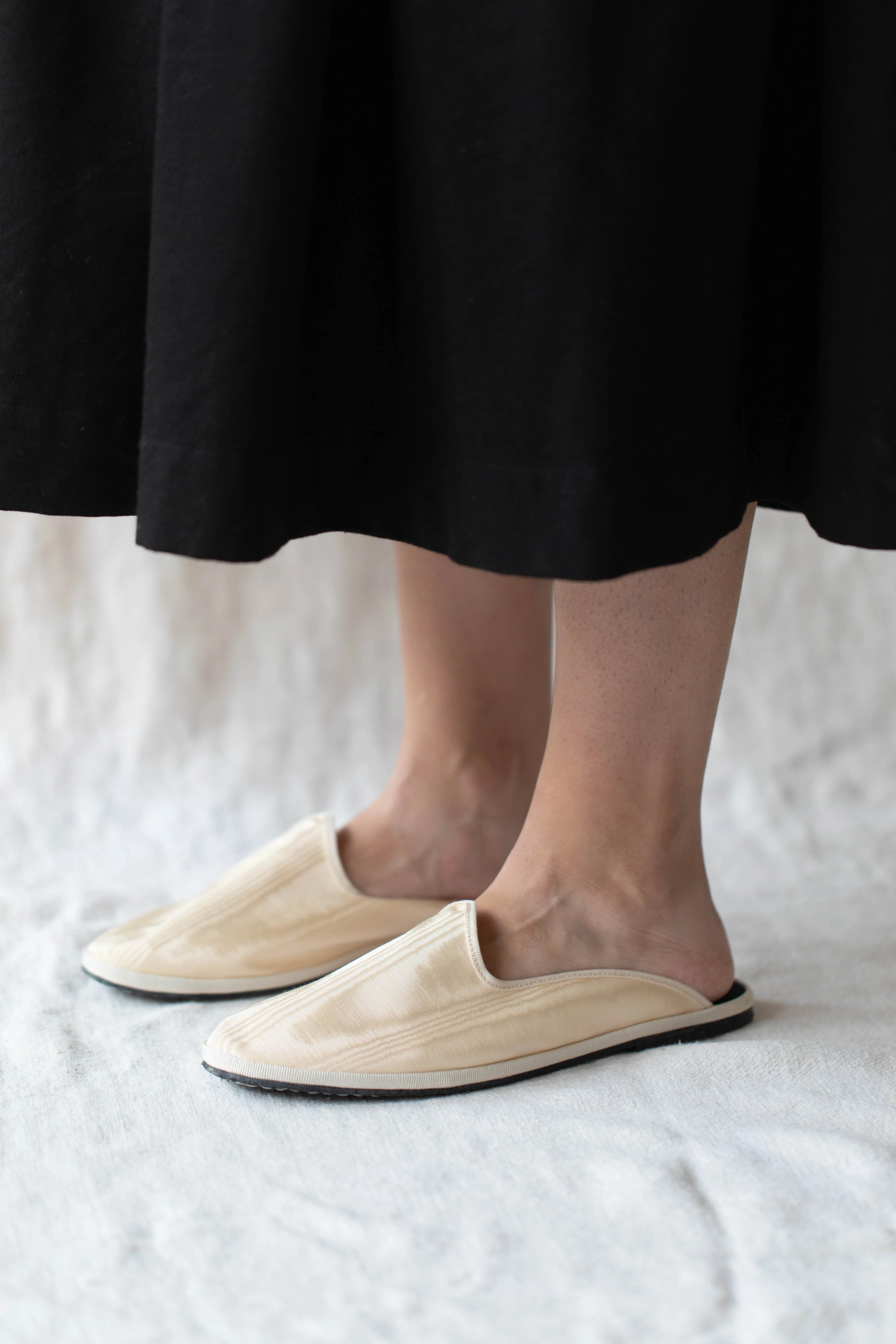 Drogheria Crivellini Silk Slides in Cream - Image 6
