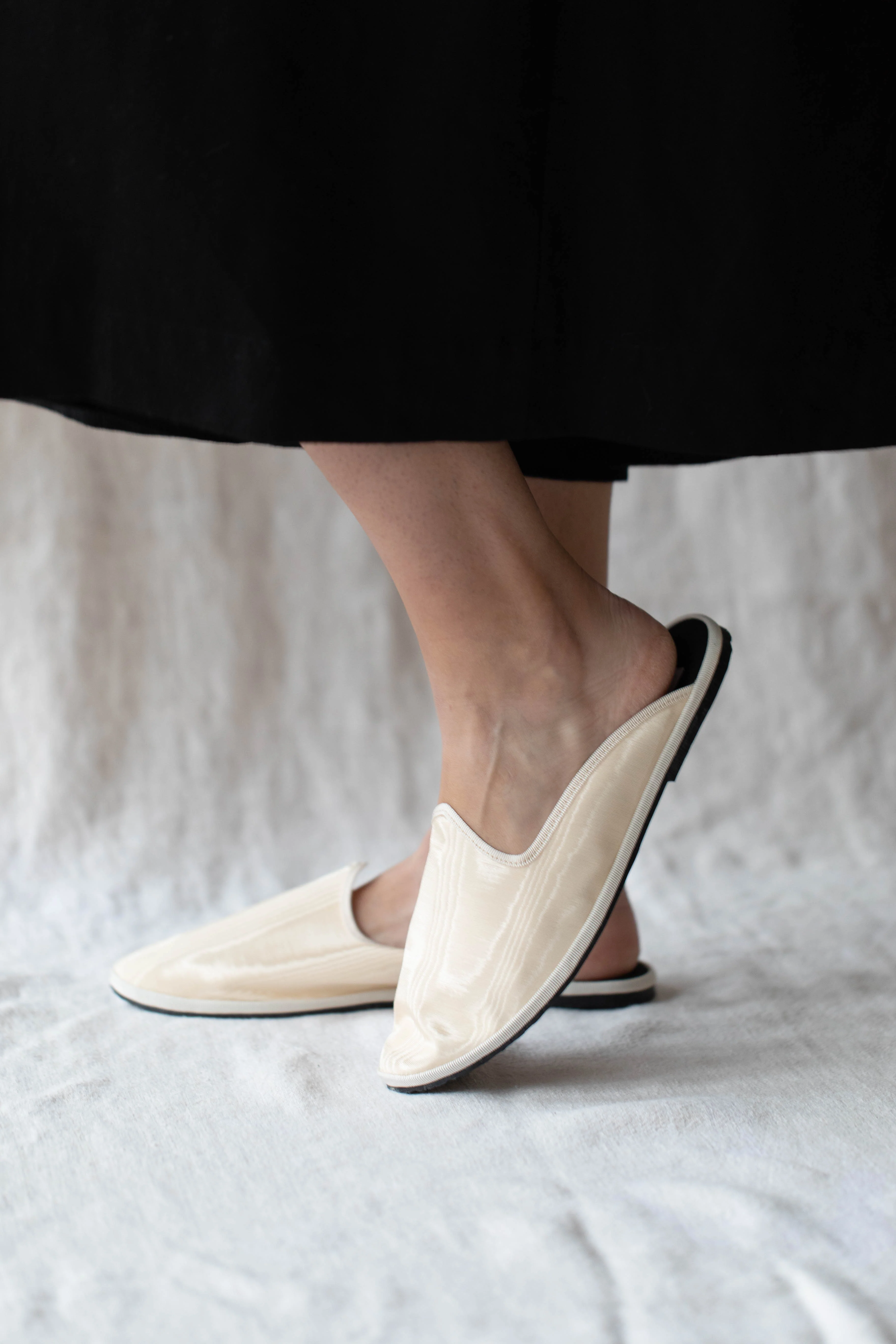 Drogheria Crivellini Silk Slides in Cream - Image 7