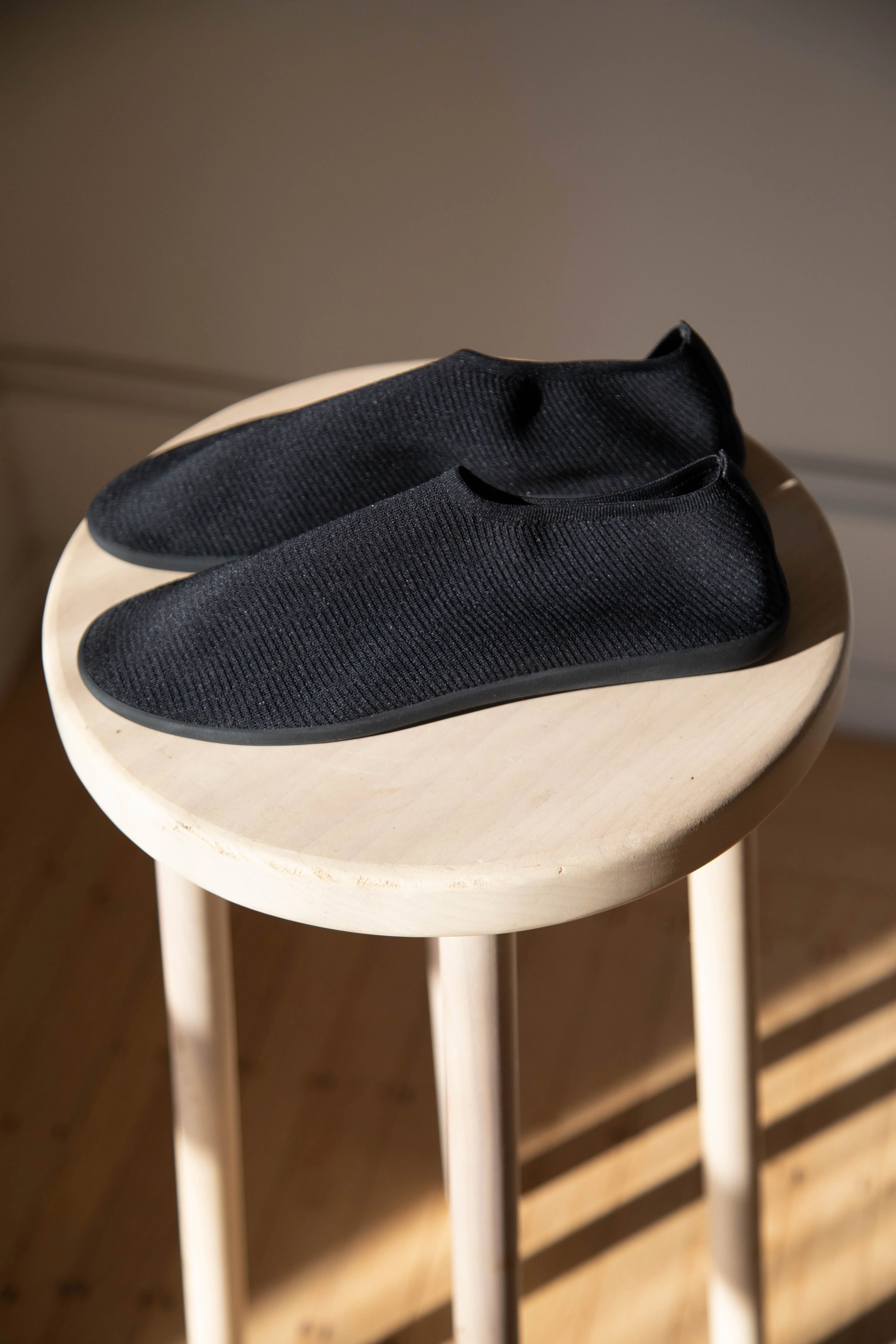 Softromaine | Flat in Black - Image 4