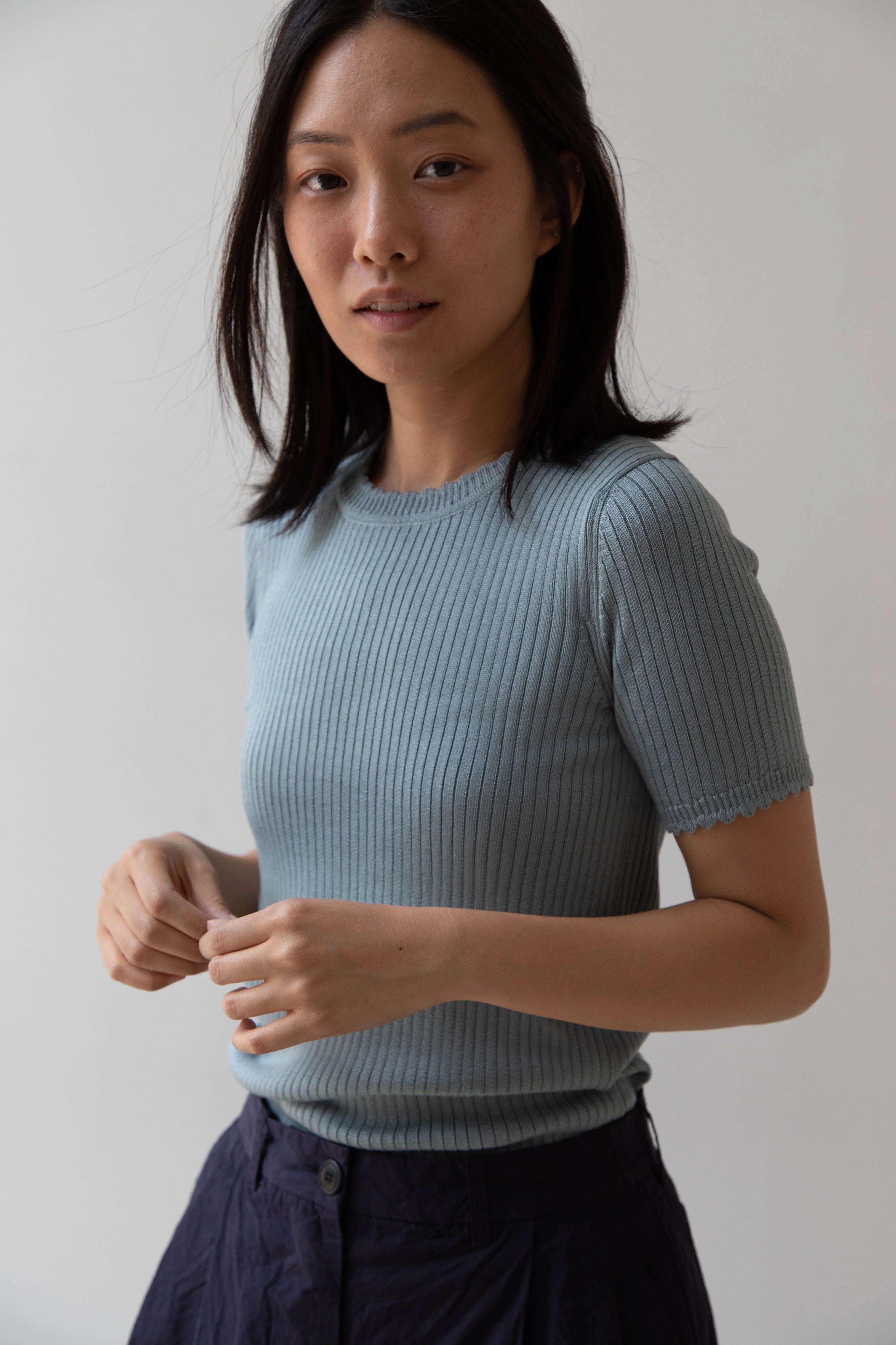 Une Heures | Short Sleeve Scallop in Piscine - Image 11