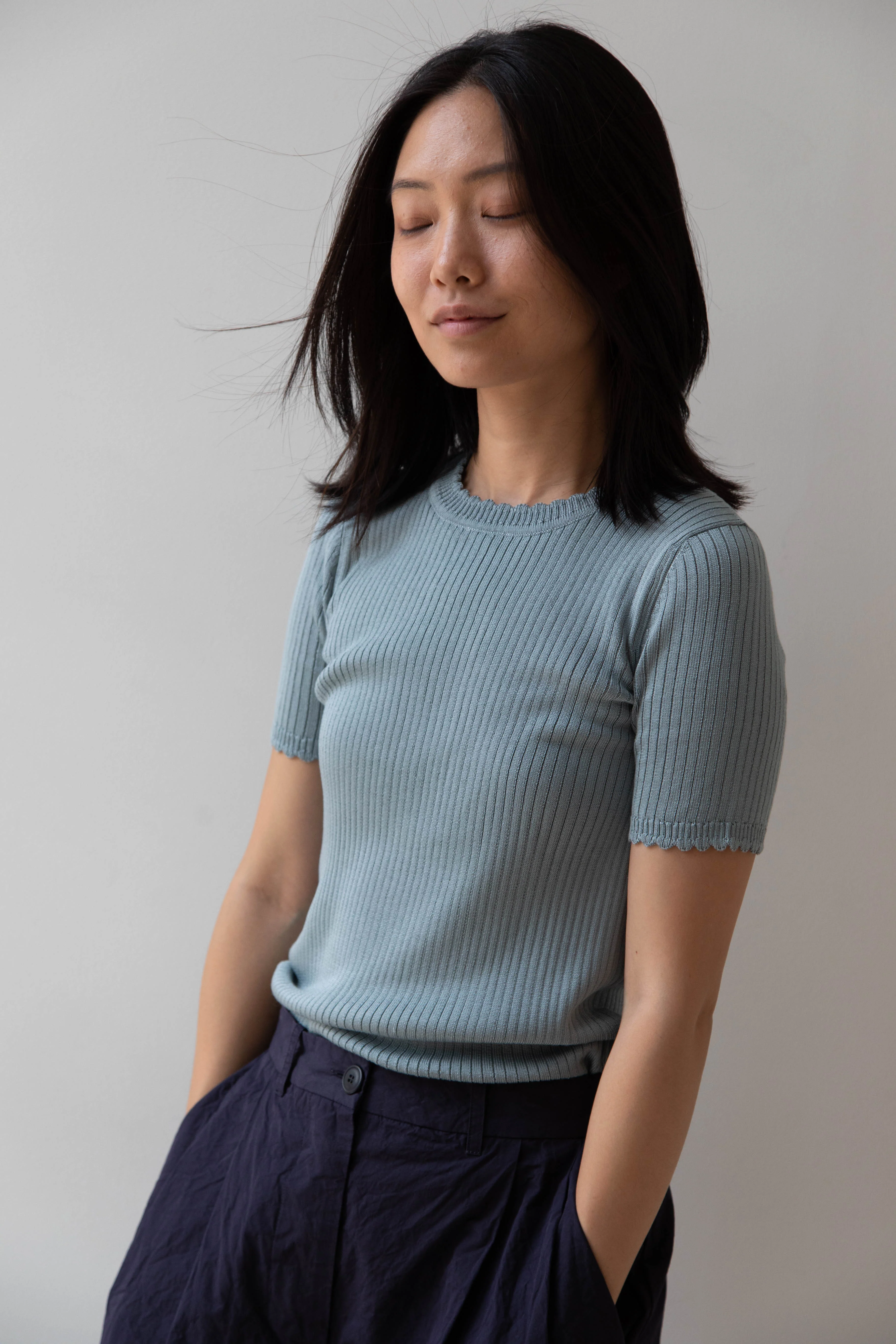 Une Heures | Short Sleeve Scallop in Piscine - Image 17