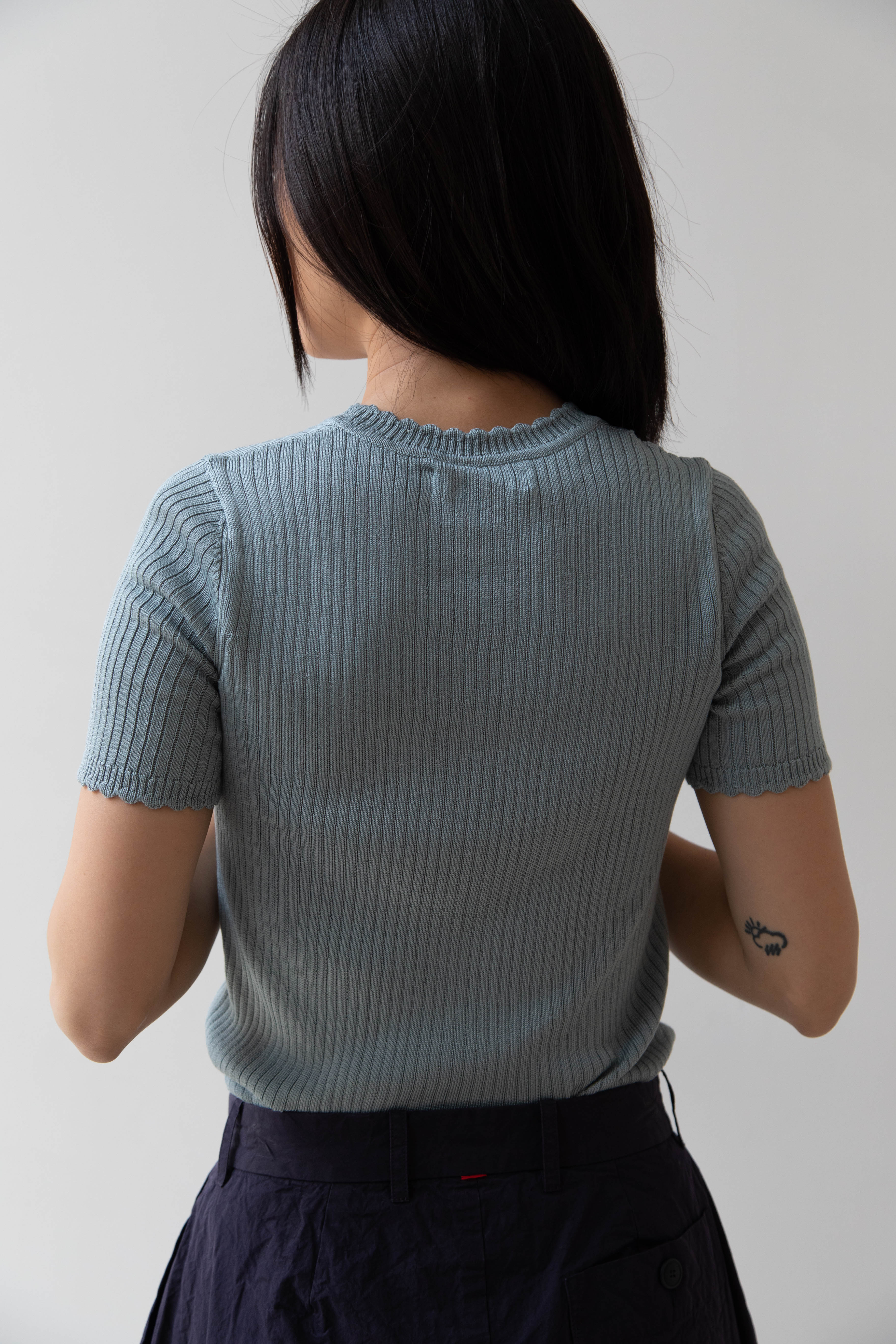 Une Heures | Short Sleeve Scallop in Piscine - Image 23