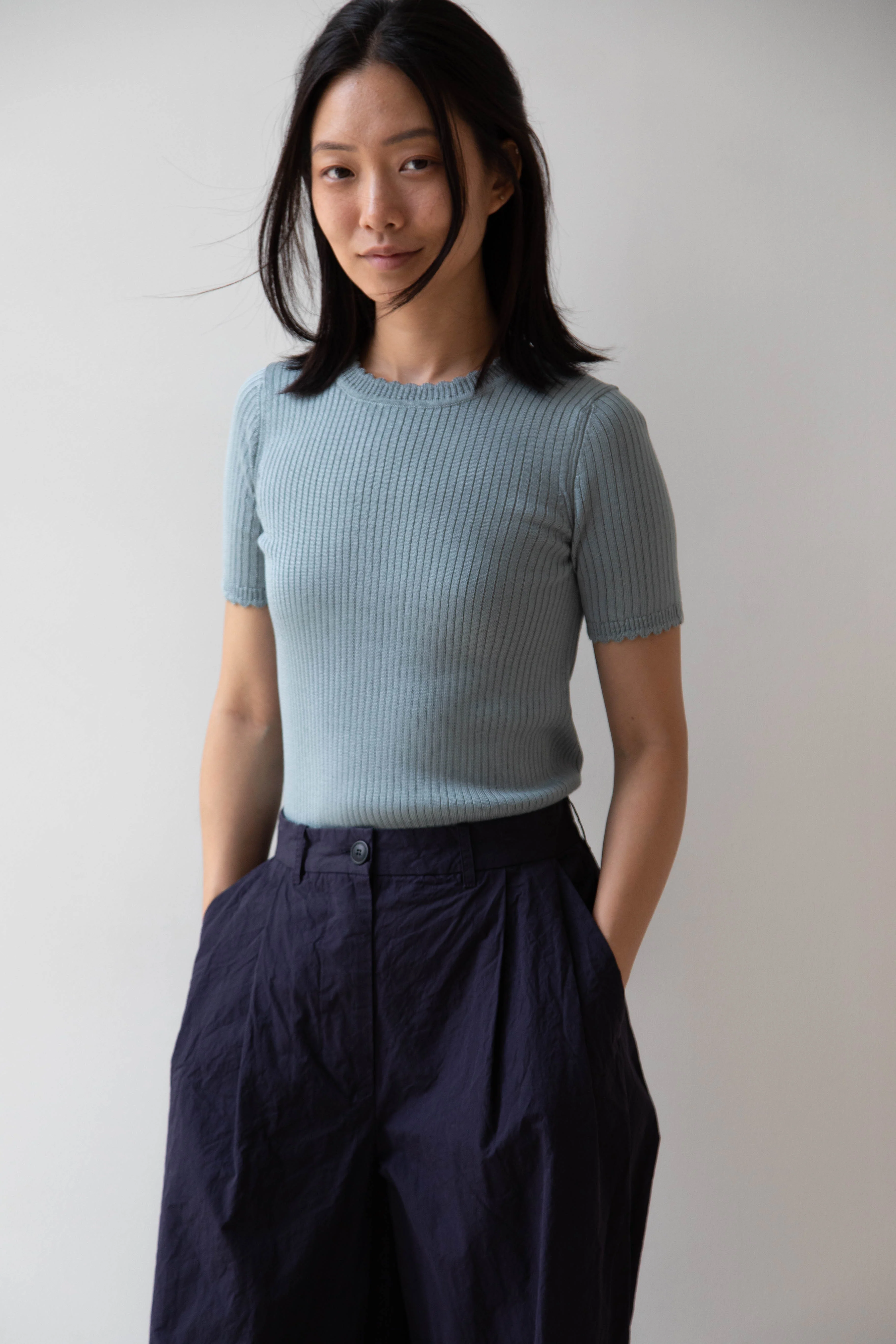 Une Heures | Short Sleeve Scallop in Piscine - Image 3