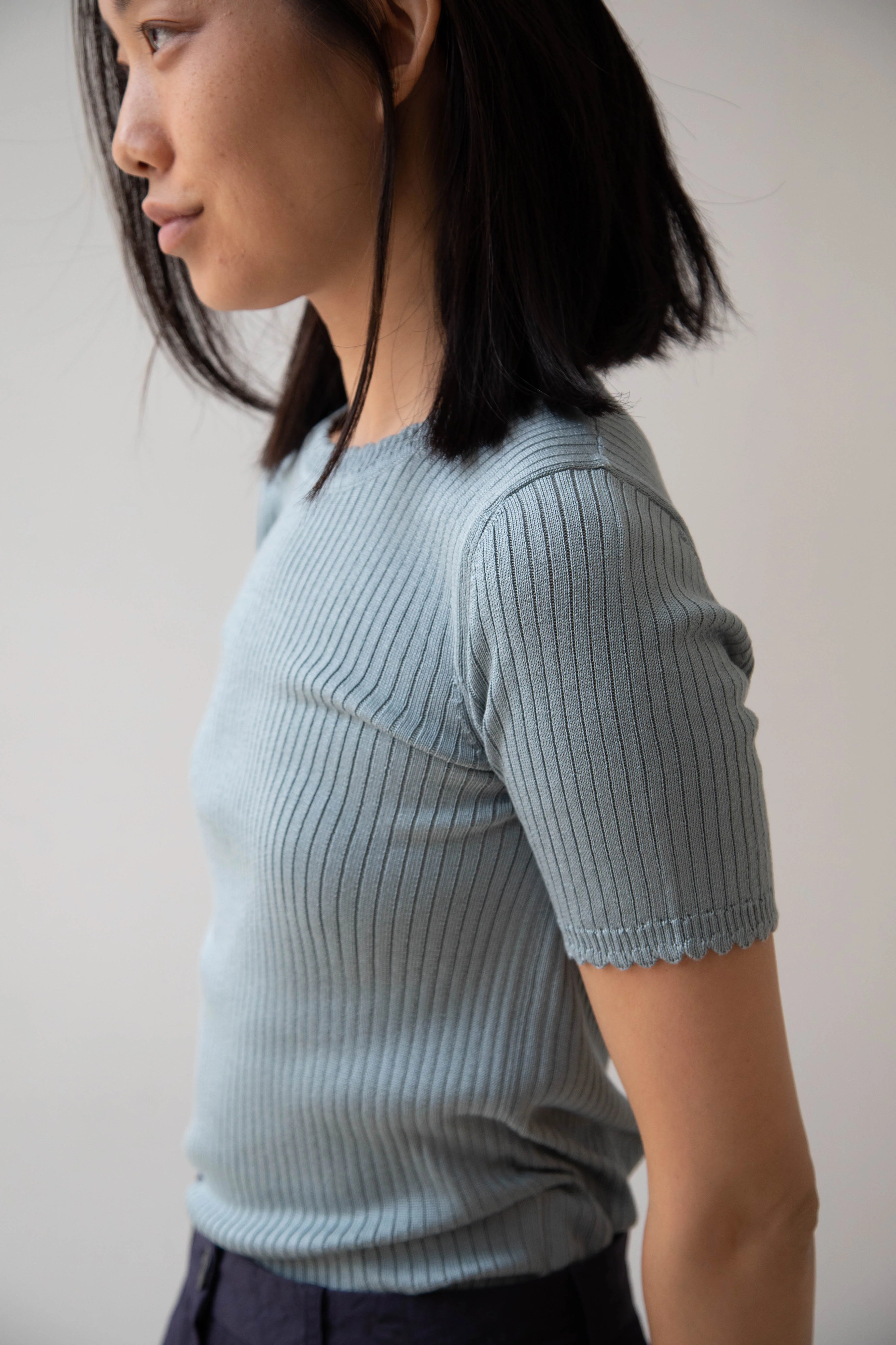 Une Heures | Short Sleeve Scallop in Piscine - Image 7